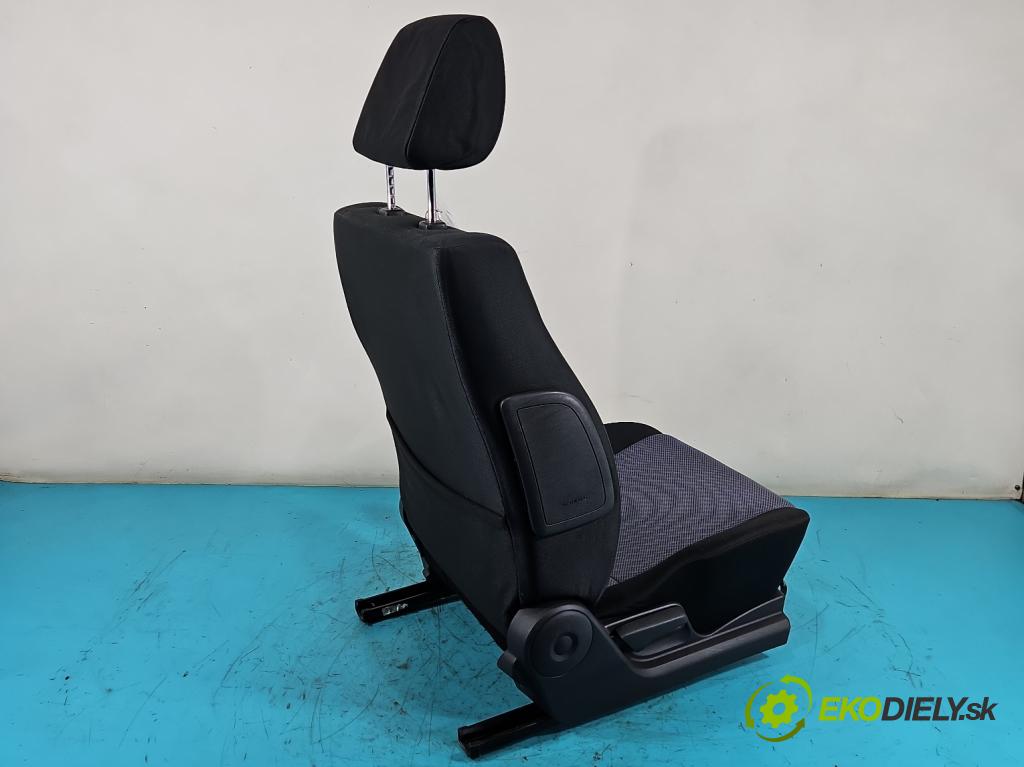 Fiat Sedici 1.9 jtd 120 HP manual 88 kW 1910 cm3 5- Sedačka pravý  (Sedačky, sedadlá)