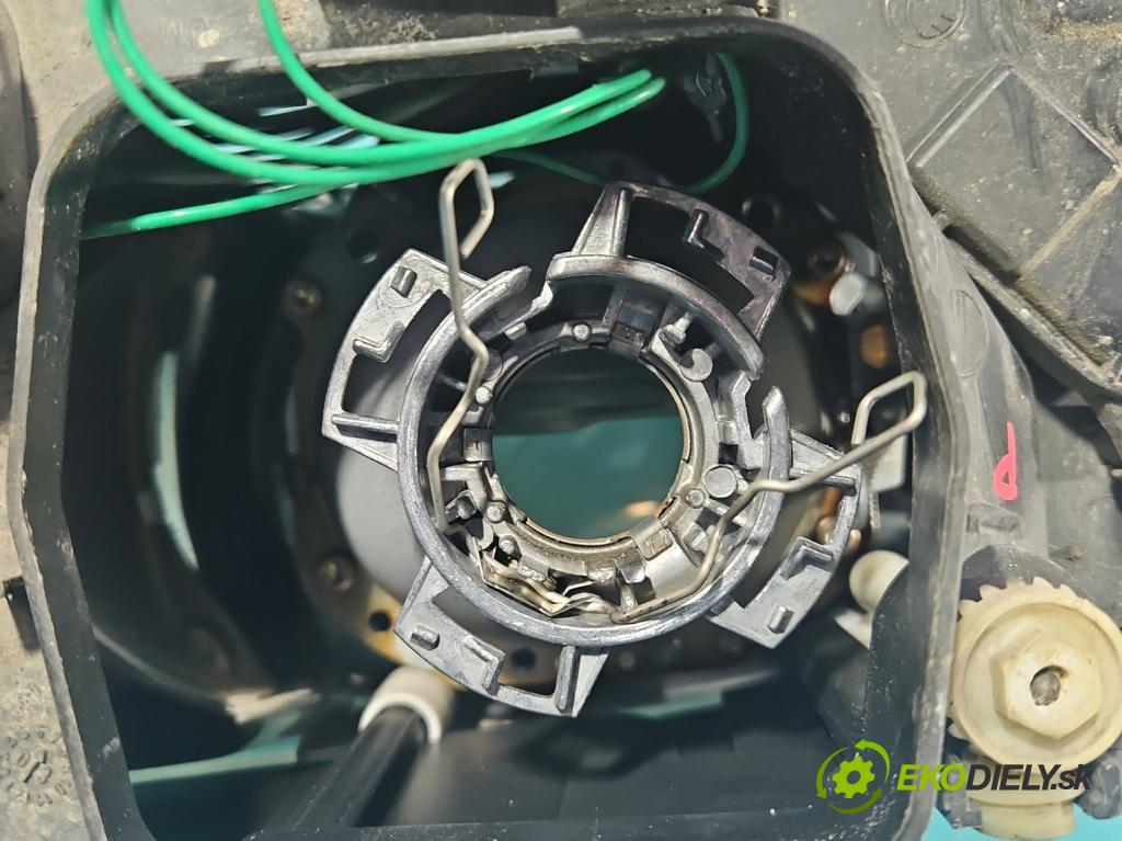 Skoda Superb I 2001-2008 2.5 tdi 163 HP automatic 120 kW 2496 cm3 4- Reflektor: pravý  (Pravé)