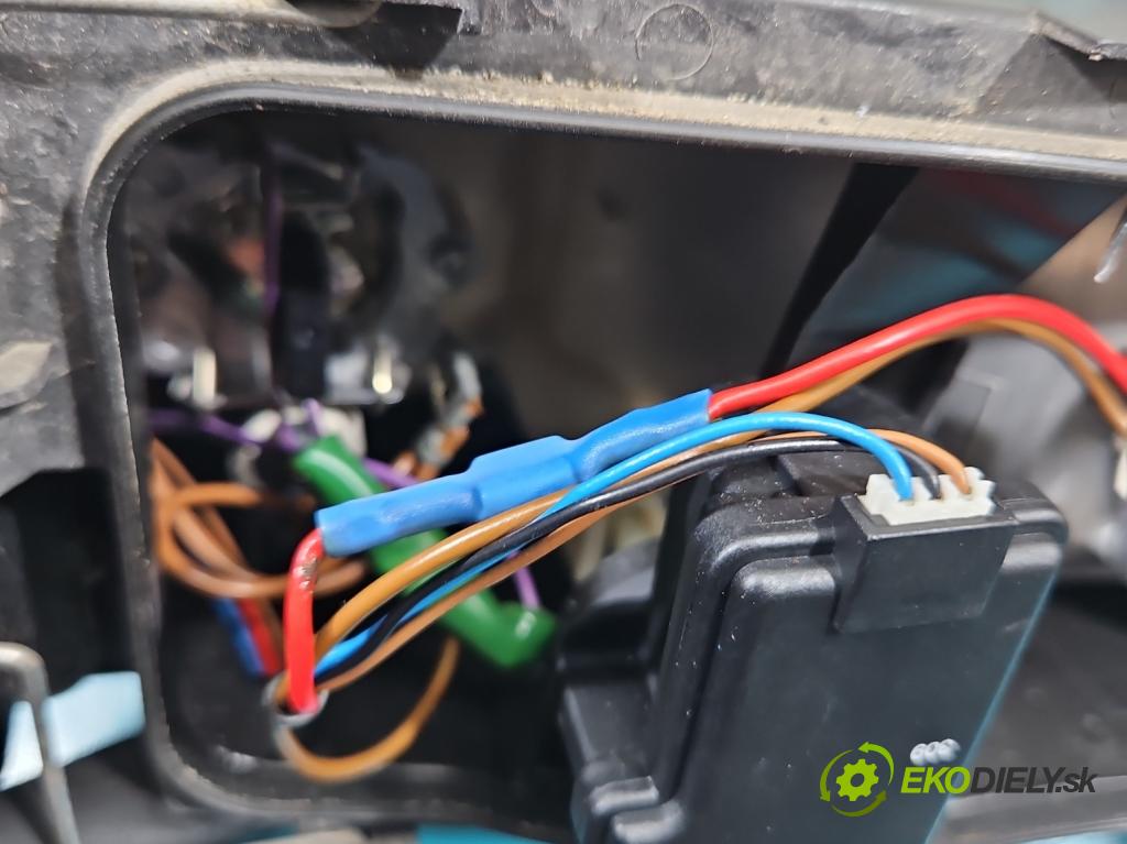 Seat Toledo II 1998-2004 1.8 20v 125 HP manual 92 kW 1781 cm3 4- Reflektor: pravý 67742701 (Pravé)