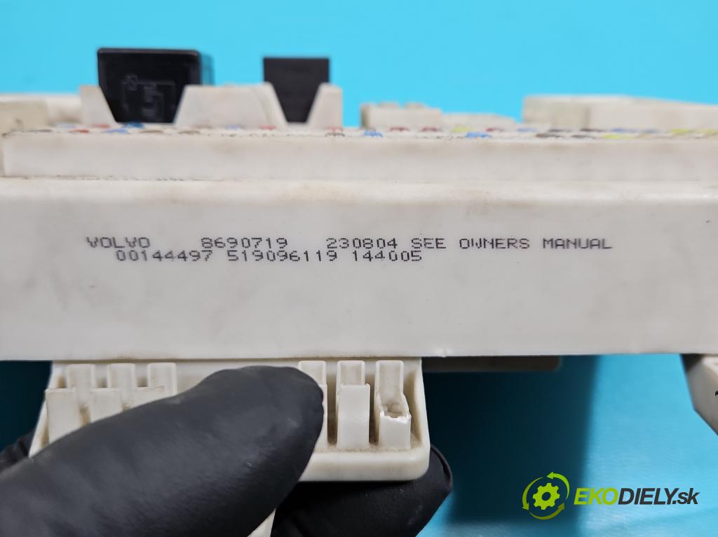 Volvo S40 II 2004-2012 2.0 hdi 136hp manual 100 kW 1997 cm3 4- skříňka pojistková 8690719 (Pojistkové skříňky)