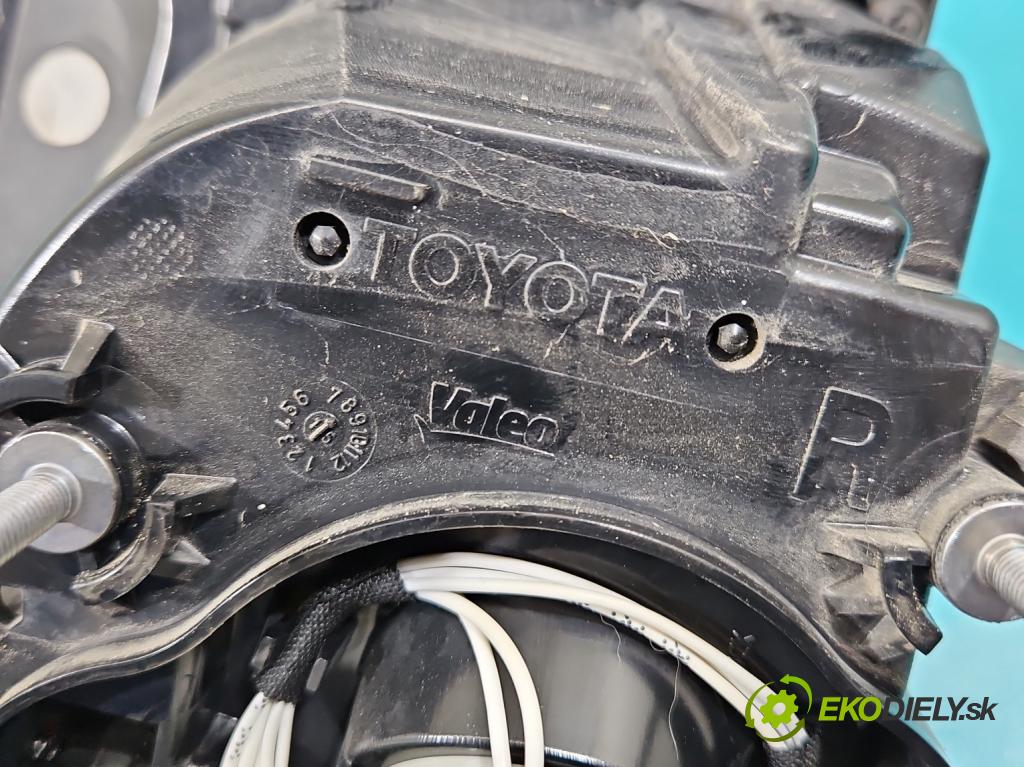 Toyota Avensis III T27 2009-2018 2.0 D4D 143 HP manual 105 kW 1995 cm3 5- svetlo / reflektor zadné pravé  (Kľučka dverí ostatné)