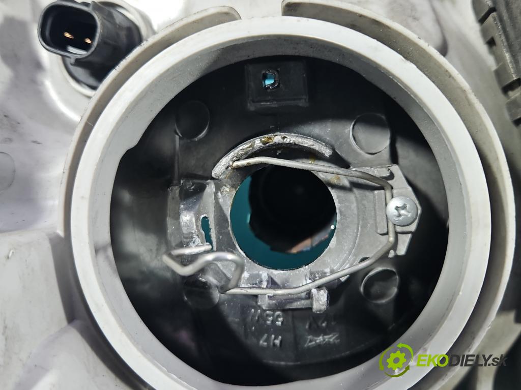 Toyota Corolla E12 2001-2009 2.0 d4d 90 HP manual 66 kW 1995 cm3 5- Reflektor: pravý  (Pravé)