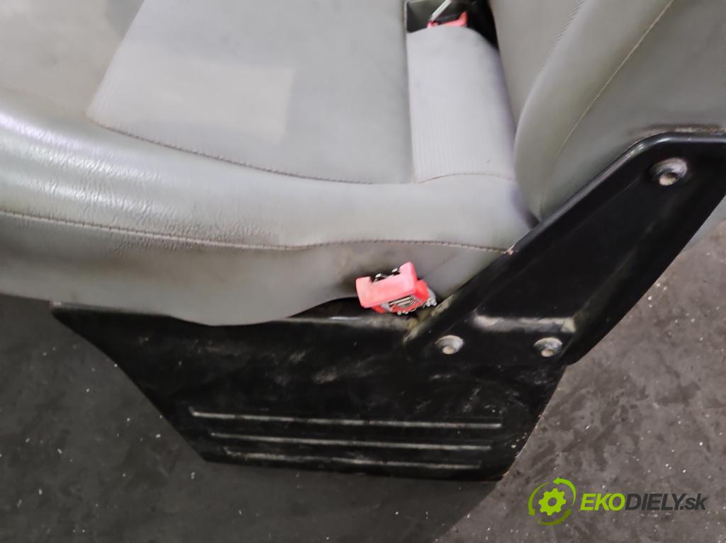 Vw Transporter T5 2003-2015 2.5 tdi 131 HP manual 96 kW 2461 cm3 5- Sedačka pravý  (Sedačky, sedadlá)