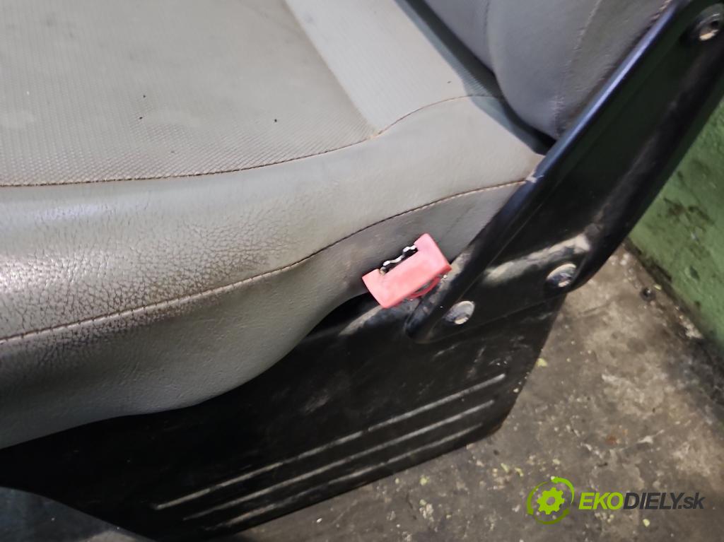 Vw Transporter T5 2003-2015 2.5 tdi 131 HP manual 96 kW 2461 cm3 5- Sedačka pravý  (Sedačky, sedadlá)