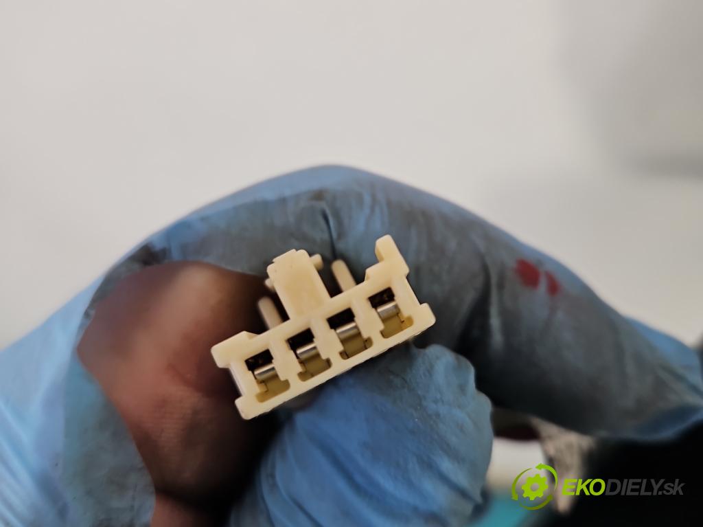 Toyota Aygo 2005-2014 1.0 vvti 68 hp automatic 50 kW 998 cm3 3- sklo zadní (Okna zadní)