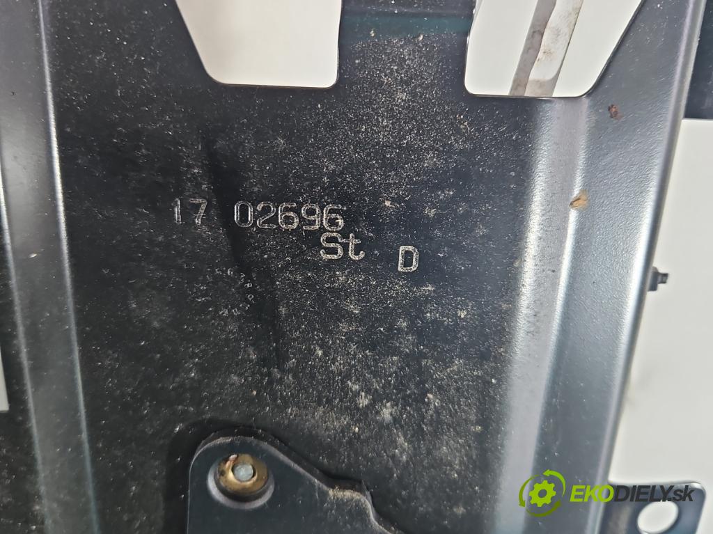 Audi A8 D4 2009-2017 3.0 TFSI automatic 213 kW 2995 cm3 4- Střešní okno:  (Sklo karosérie)