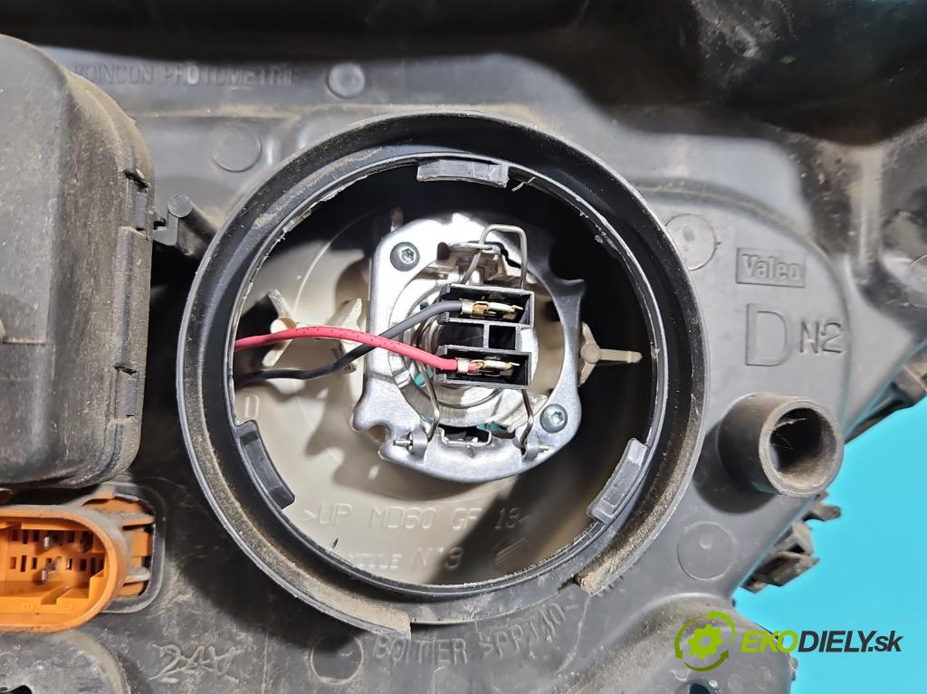 Renault Scenic I 1996-2003 1.6 16V 107 HP manual 79 kW 1598 cm3 5- Reflektor: pravý 7700432097 (Pravé)