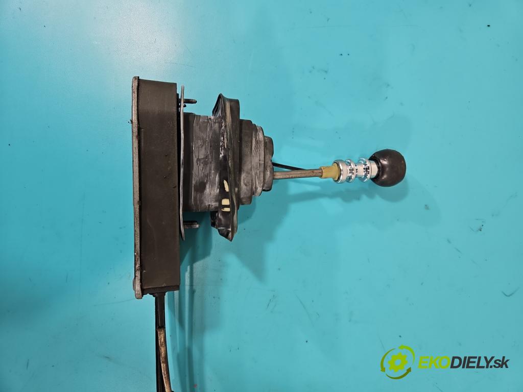 Peugeot 407 3.0 V6 manual 156 kW 2946 cm3 2- Páka: Změny: stupeň,rýchlosť  (Rýchlostná páka (kulisa))