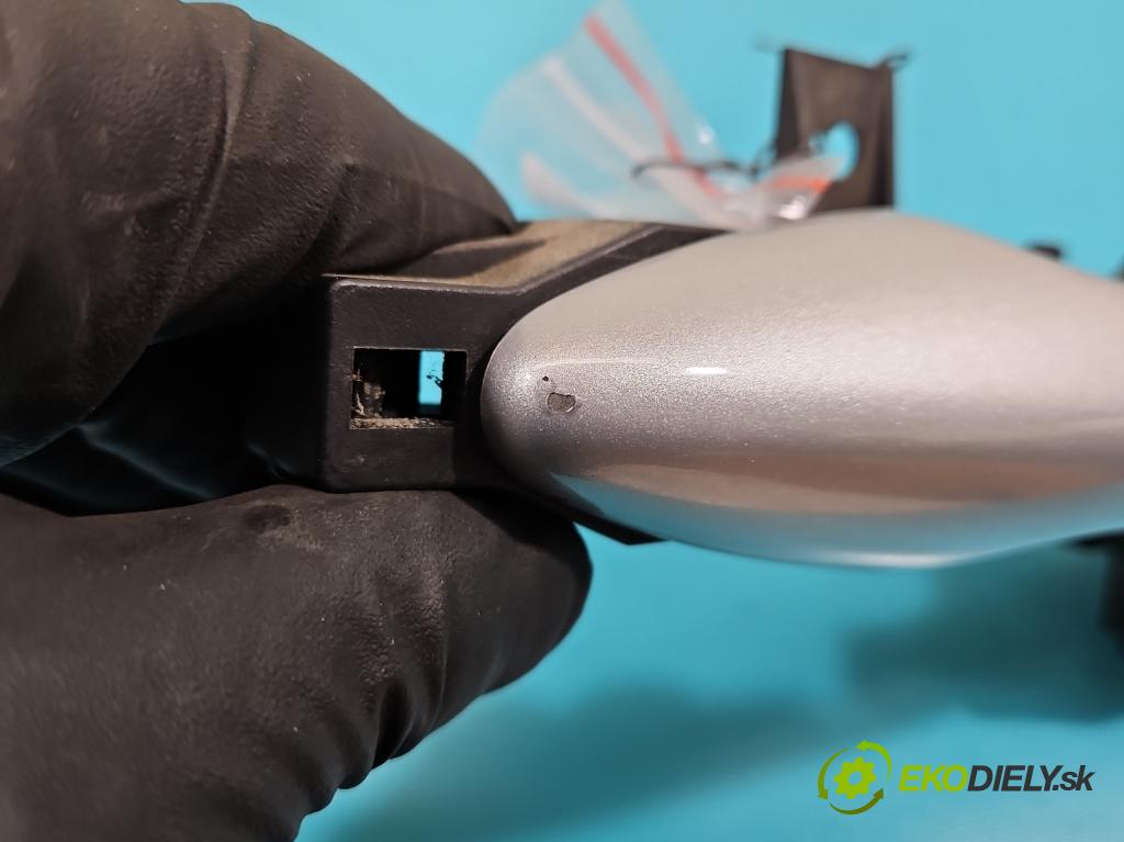 Hyundai Ix35 2.0 CRDI 136 HP manual 100 kW 1995 cm3 5- rukoväť predné ľavé mimo:  (Vonkajšie predné ľavé)