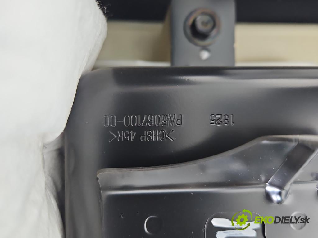 Hyundai Ix35 2.0 CRDI 136 HP manual 100 kW 1995 cm3 5- kokpit,pristrojová doska rozdeľovacia