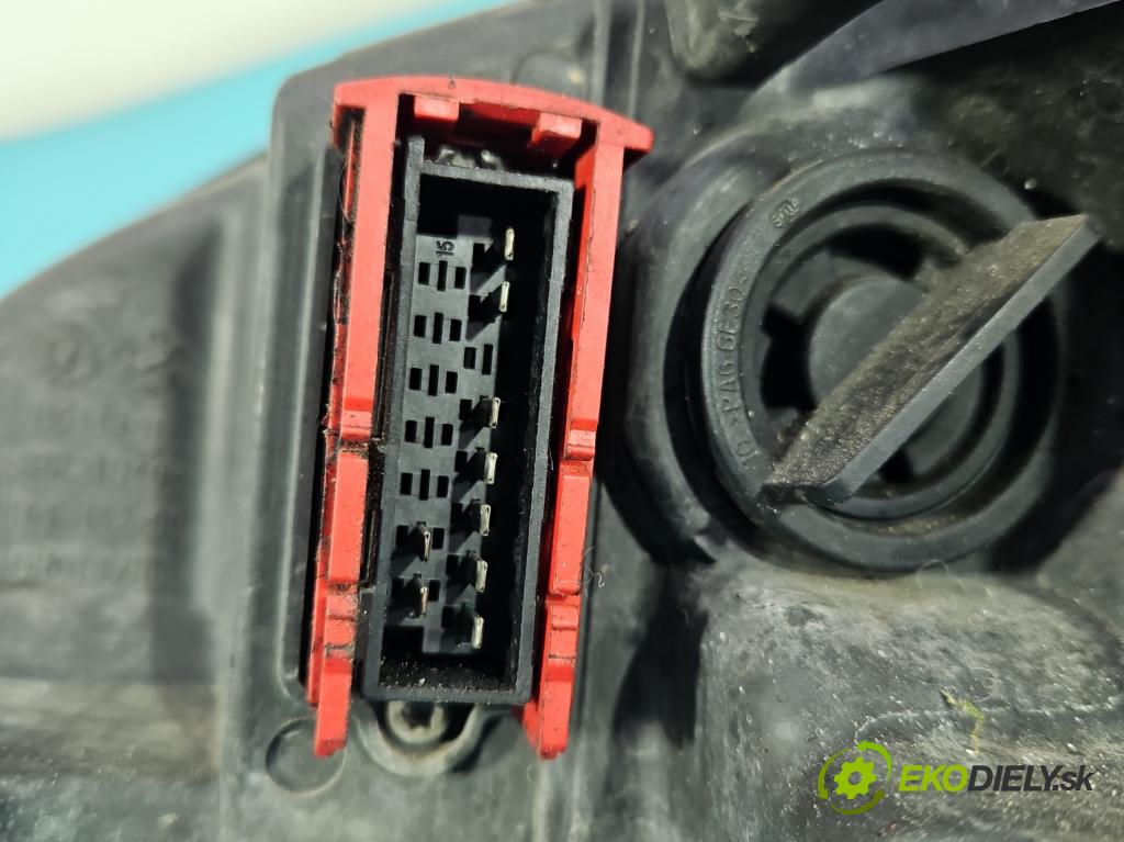 Peugeot 407 3.0 V6 manual 156 kW 2946 cm3 2- Reflektor: pravý  (Pravé)