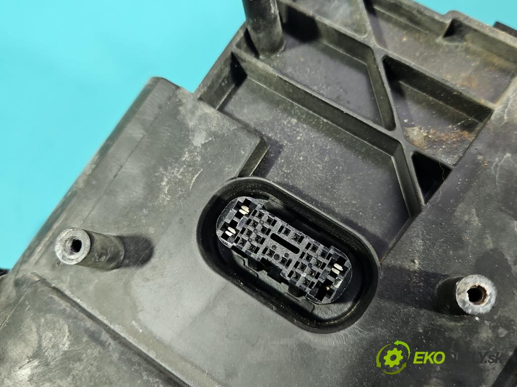 Peugeot 407 3.0 V6 manual 156 kW 2946 cm3 2- Reflektor: pravý  (Pravé)