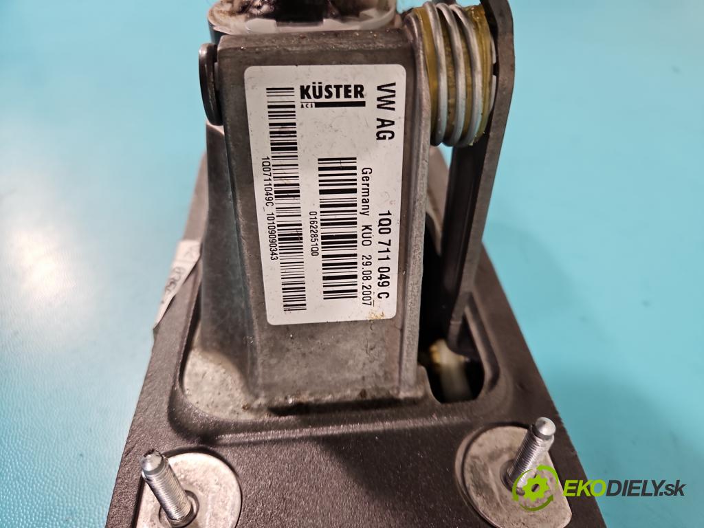 Seat Altea 1.4 tsi 125 HP manual 92 kW 1390 cm3 5- Páka: Změny: stupeň,rýchlosť 1Q0711049C (Rýchlostná páka (kulisa))