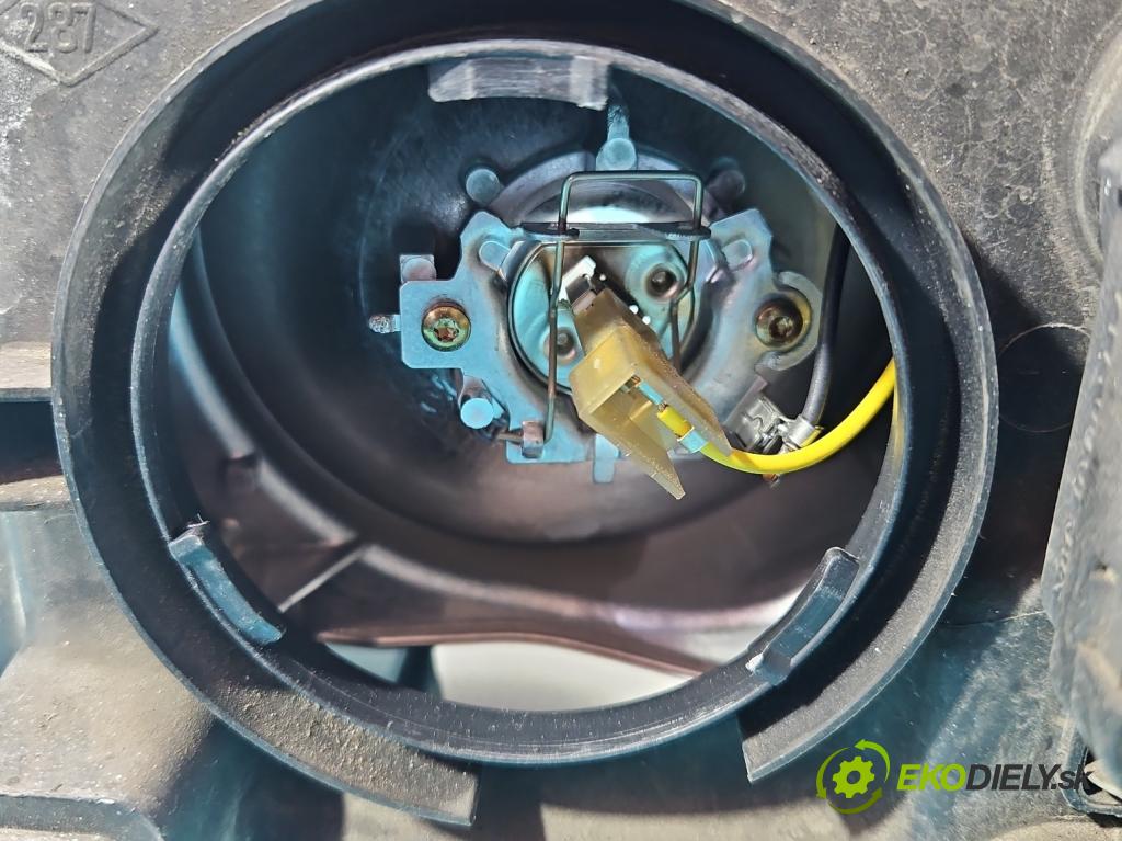 Renault Scenic I 1996-2003 1.6 16V 107 HP manual 79 kW 1598 cm3 5- Reflektor: pravý 7700432097 (Pravé)