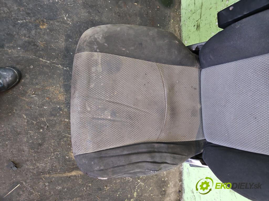 Iveco Daily IV 2006-2014 2.3 HPI 106 HP manual 78 kW 2287 cm3 5- Sedačka ľavý  (Sedačky, sedadlá)