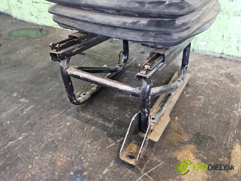 Iveco Daily IV 2006-2014 2.3 HPI 106 HP manual 78 kW 2287 cm3 5- Sedačka ľavý  (Sedačky, sedadlá)