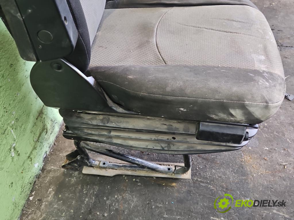 Iveco Daily IV 2006-2014 2.3 HPI 106 HP manual 78 kW 2287 cm3 5- Sedačka ľavý  (Sedačky, sedadlá)