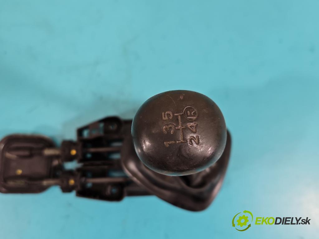 Peugeot 107 1.0 68 HP manual 50 kW 998 cm3 3- Páka: Změny: stupeň,rýchlosť  (Rýchlostná páka (kulisa))