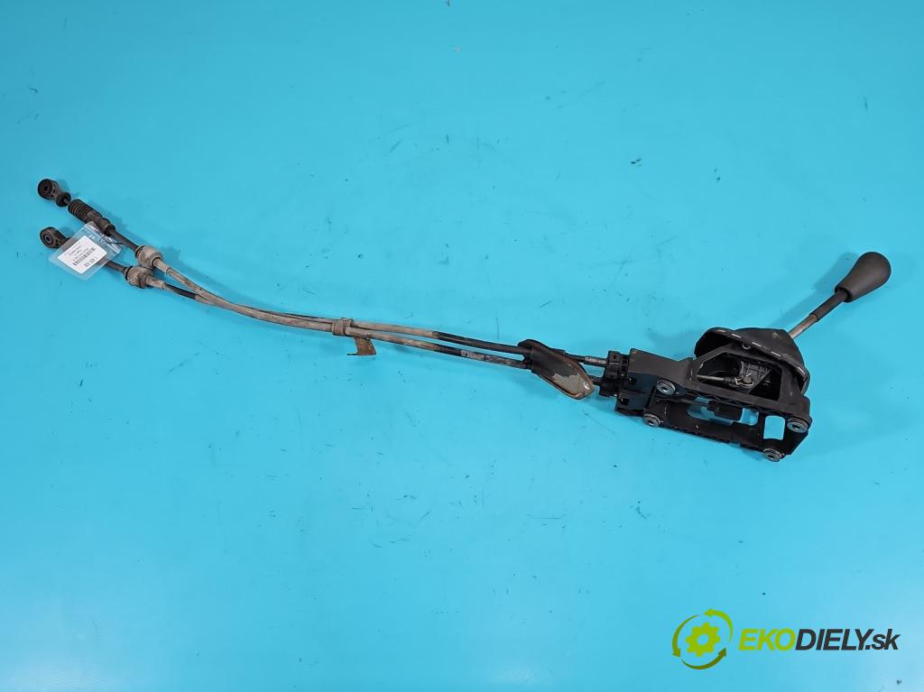 Peugeot 107 1.0 68 HP manual 50 kW 998 cm3 3- Páka: Změny: stupeň,rýchlosť  (Rýchlostná páka (kulisa))