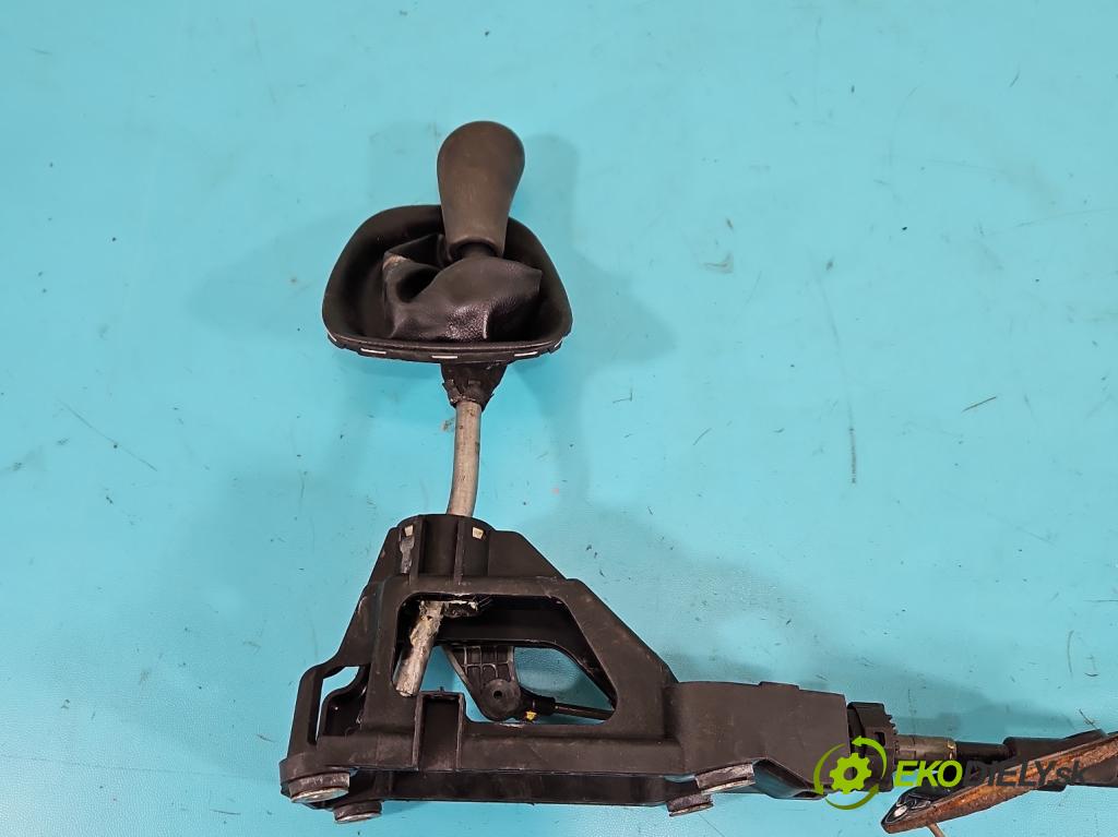 Peugeot 107 1.0 68 HP manual 50 kW 998 cm3 3- Páka: Změny: stupeň,rýchlosť  (Rýchlostná páka (kulisa))