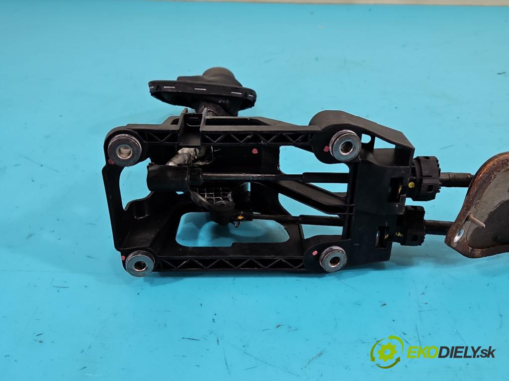 Peugeot 107 1.0 68 HP manual 50 kW 998 cm3 3- Páka: Změny: stupeň,rýchlosť  (Rýchlostná páka (kulisa))