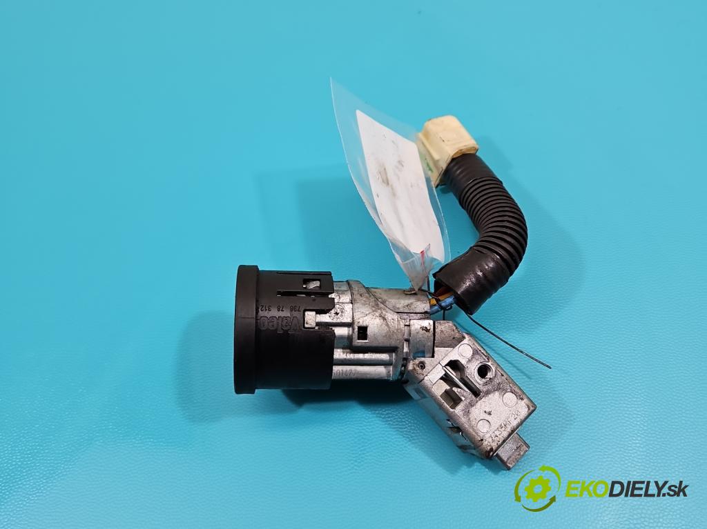 Peugeot 107 1.0 68 HP manual 50 kW 998 cm3 3- Spínačka  (Spínacie skrinky a kľúče)