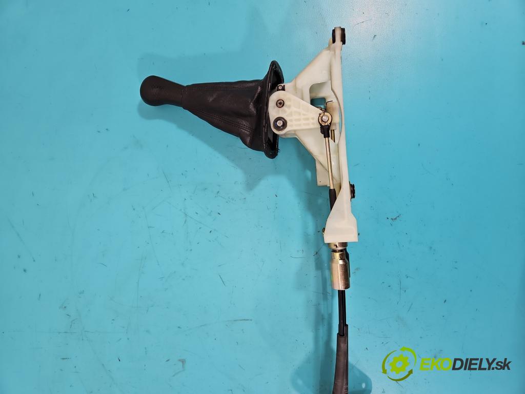 Toyota Rav4 II 2000-2005 2.0 d4d 116 hp manual 85 kW 1995 cm3 5- kulisa změny stupňová  (Rýchlostné páky / kulisy)