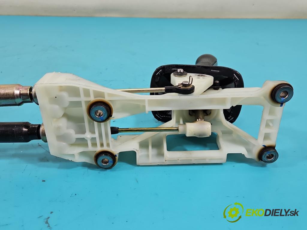 Toyota Rav4 II 2000-2005 2.0 d4d 116 hp manual 85 kW 1995 cm3 5- kulisa změny stupňová  (Rýchlostné páky / kulisy)