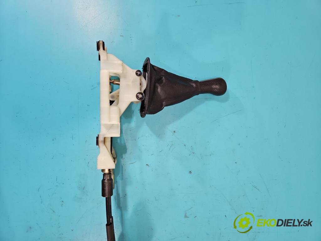 Toyota Rav4 II 2000-2005 2.0 d4d 116 hp manual 85 kW 1995 cm3 5- kulisa změny stupňová  (Rýchlostné páky / kulisy)