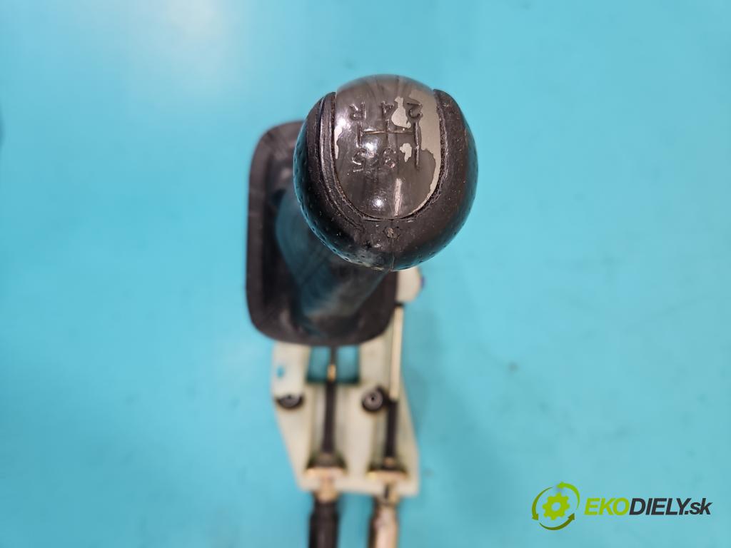 Toyota Rav4 II 2000-2005 2.0 d4d 116 hp manual 85 kW 1995 cm3 5- kulisa změny stupňová  (Rýchlostné páky / kulisy)