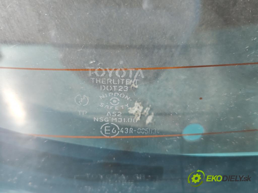 Toyota Corolla E12 2001-2009 1.4 vvt-i 97KM manual 71 kW 1398 cm3 3- sklo zadní  (Okna zadní)