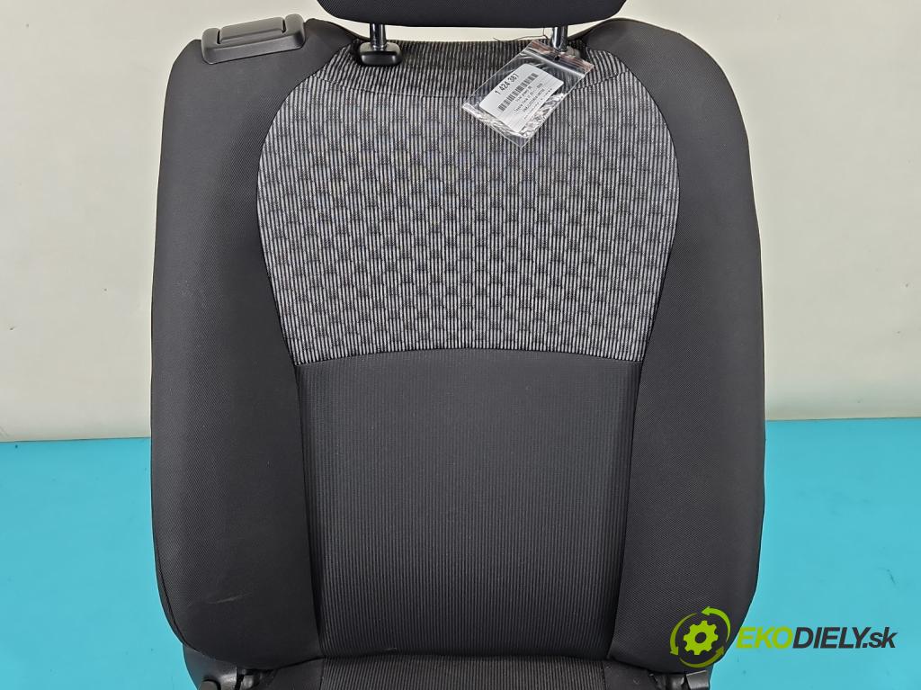 Toyota Yaris III 2011-2020 1.0 VVT-i: 69KM manual 51 kW 998 cm3 3- Sedačka pravý  (Sedačky, sedadlá)