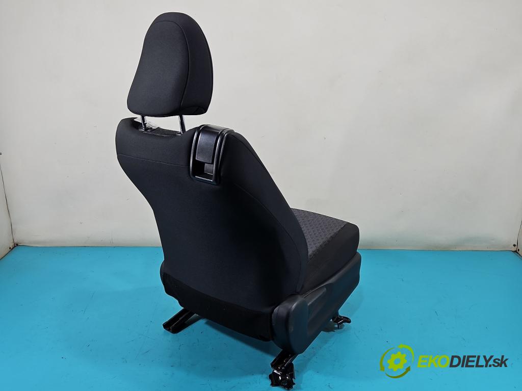 Toyota Yaris III 2011-2020 1.0 VVT-i: 69KM manual 51 kW 998 cm3 3- Sedačka pravý  (Sedačky, sedadlá)