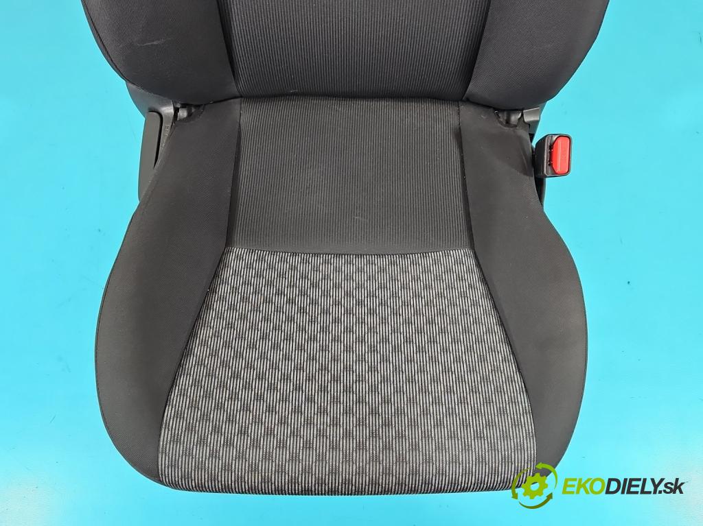 Toyota Yaris III 2011-2020 1.0 VVT-i: 69KM manual 51 kW 998 cm3 3- Sedačka pravý  (Sedačky, sedadlá)