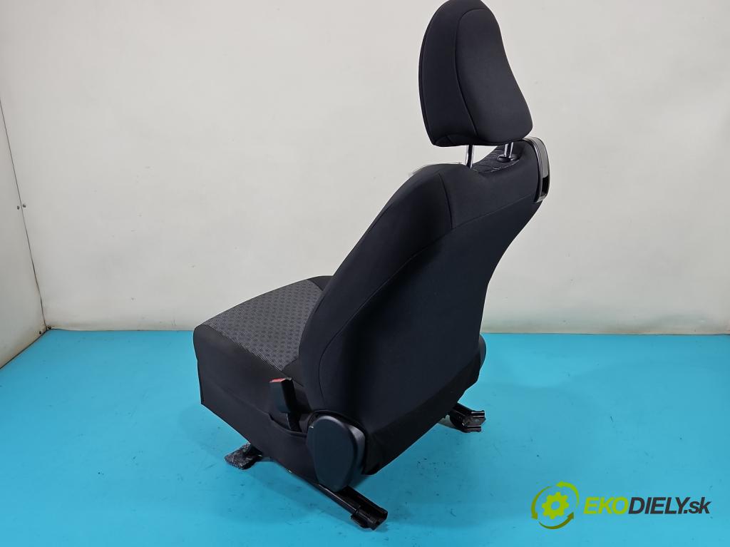 Toyota Yaris III 2011-2020 1.0 VVT-i: 69KM manual 51 kW 998 cm3 3- Sedačka pravý  (Sedačky, sedadlá)