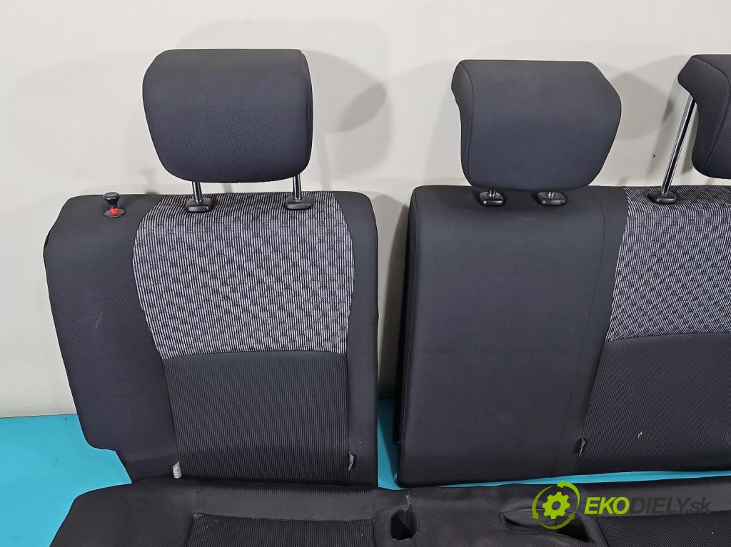 Toyota Yaris III 2011-2020 1.0 VVT-i: 69KM manual 51 kW 998 cm3 3- Pohovka: zadné  (Sedačky, sedadlá)