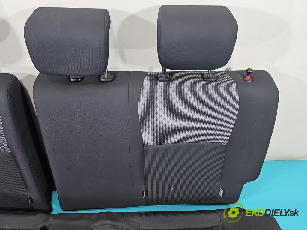 Toyota Yaris III 2011-2020 1.0 VVT-i: 69KM manual 51 kW 998 cm3 3- Pohovka: zadné  (Sedačky, sedadlá)