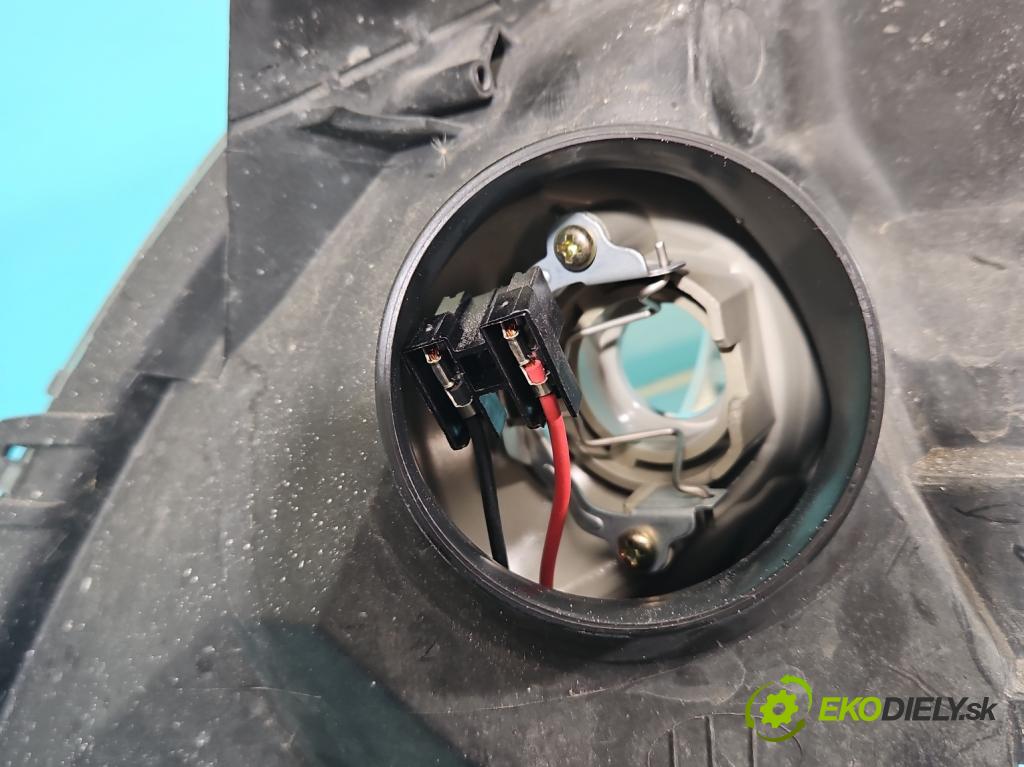 Toyota Corolla E12 2001-2009 1.4 D4D 90 HP manual 66 kW 1364 cm3 5- Reflektor: pravý  (Pravé)