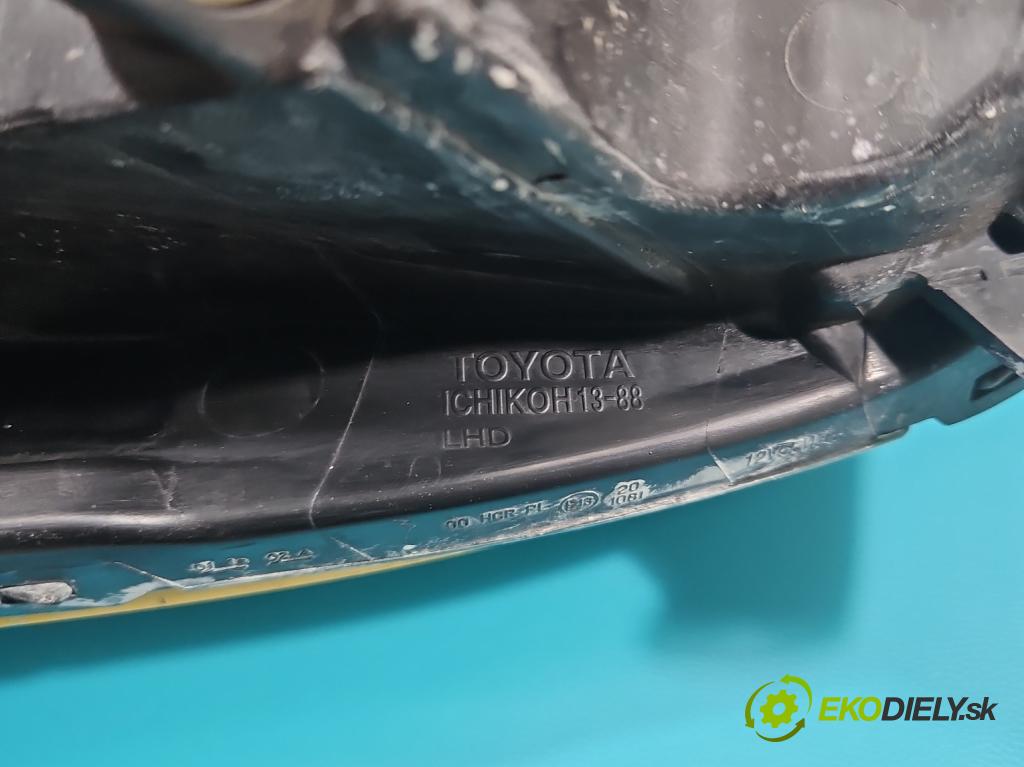 Toyota Corolla E12 2001-2009 1.4 D4D 90 HP manual 66 kW 1364 cm3 5- Reflektor: pravý  (Pravé)