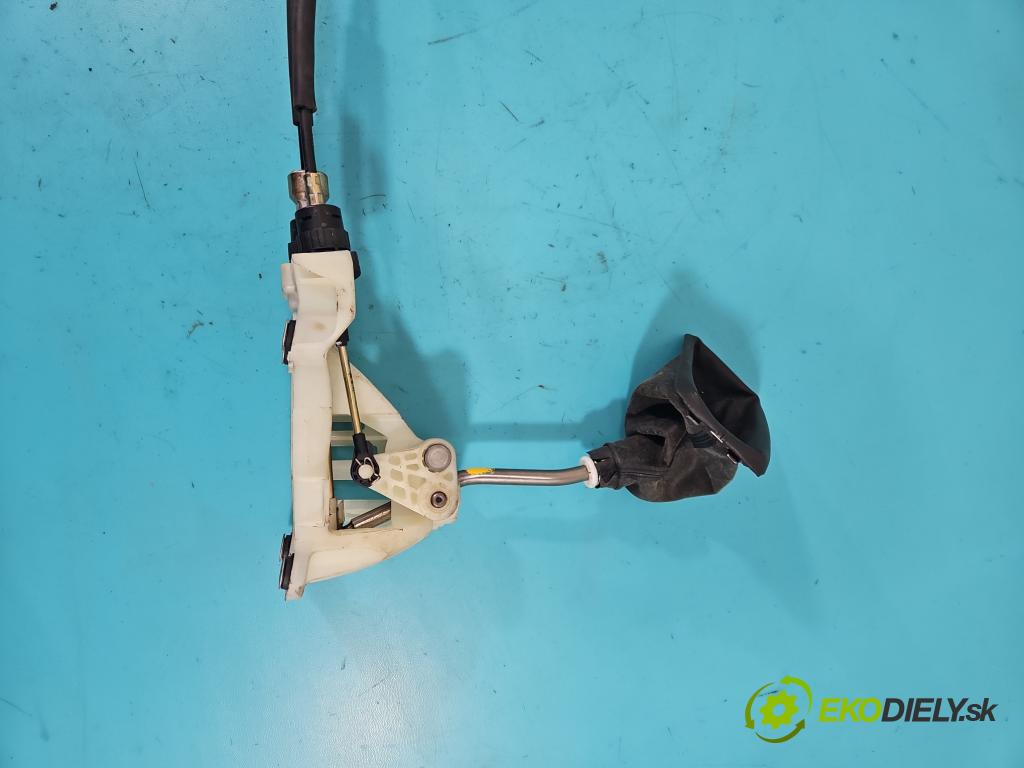 Toyota Corolla E12 2001-2009 1.4 D4D 90 HP manual 66 kW 1364 cm3 5- Páka: Změny: stupeň,rýchlosť  (Rýchlostná páka (kulisa))