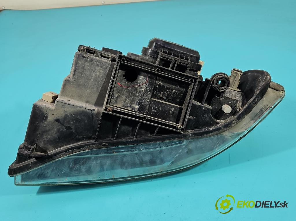 Audi A4 B5 1994-2001 1.6 8V 101 HP manual 74 kW 1595 cm3 4- Reflektor: pravý  (Pravé)