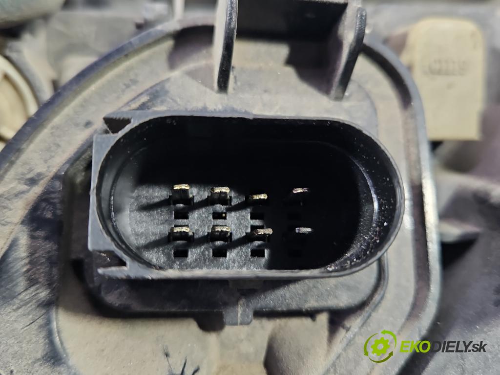 Audi A4 B5 1994-2001 1.6 8V 101 HP manual 74 kW 1595 cm3 4- Reflektor: pravý  (Pravé)