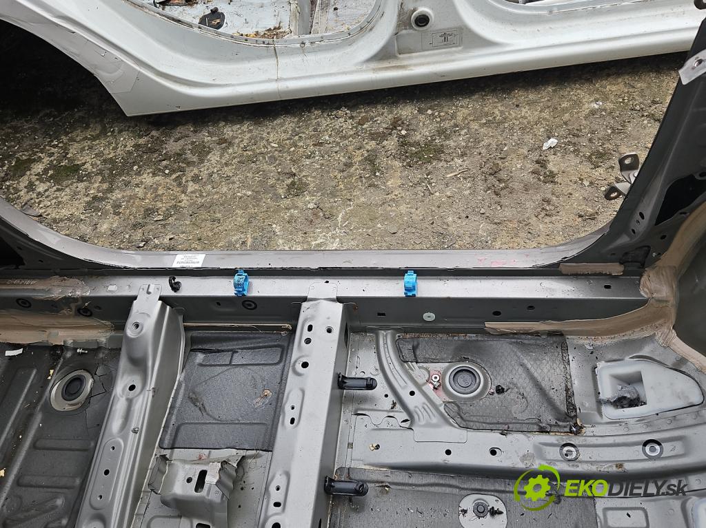 Toyota Yaris III 2011-2020 1.0 VVT-i 69KM manual 51 kW 998 cm3 3- práh levý  (Ostatní)