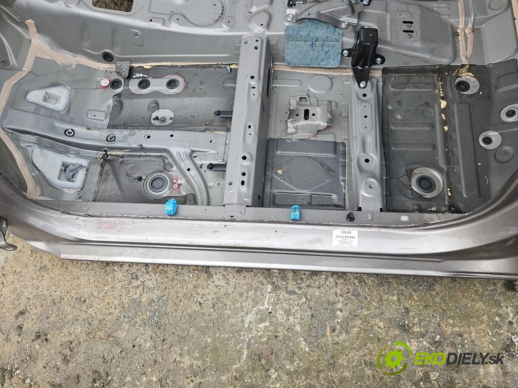 Toyota Yaris III 2011-2020 1.0 VVT-i 69KM manual 51 kW 998 cm3 3- práh levý  (Ostatní)