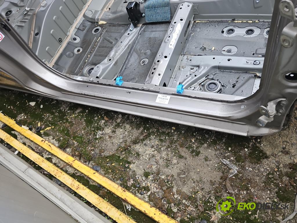 Toyota Yaris III 2011-2020 1.0 VVT-i 69KM manual 51 kW 998 cm3 3- práh pravý (Ostatní)