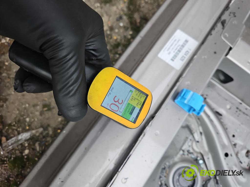 Toyota Yaris III 2011-2020 1.0 VVT-i 69KM manual 51 kW 998 cm3 3- práh pravý (Ostatní)