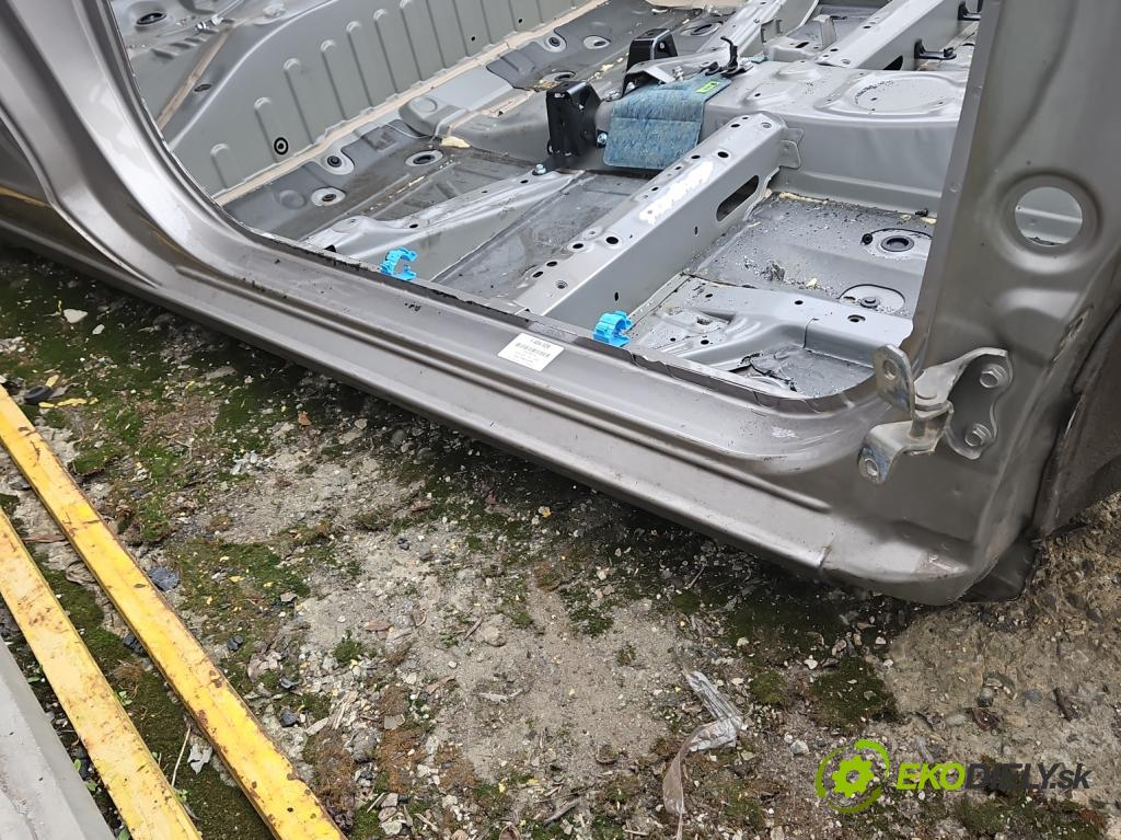 Toyota Yaris III 2011-2020 1.0 VVT-i 69KM manual 51 kW 998 cm3 3- práh pravý  (Ostatní)