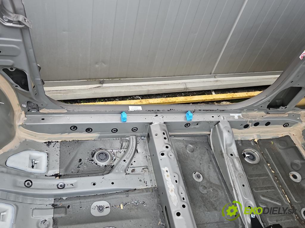 Toyota Yaris III 2011-2020 1.0 VVT-i 69KM manual 51 kW 998 cm3 3- práh pravý (Ostatní)