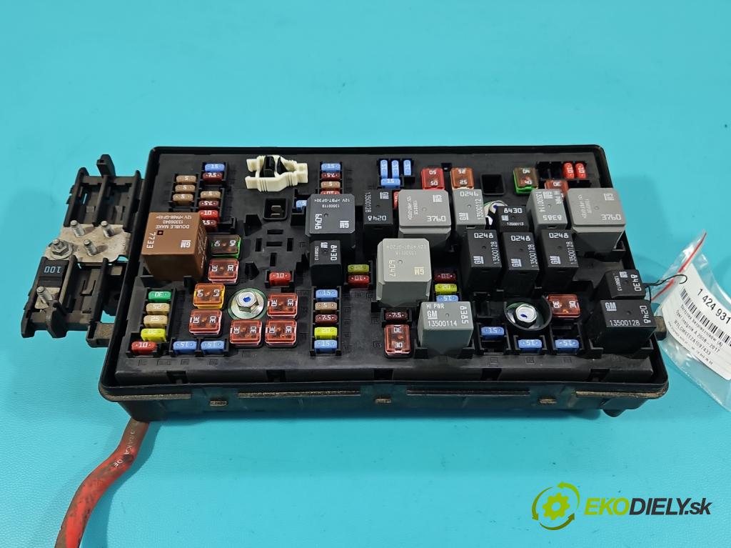 Opel Insignia A 2008-2017 2.0 T 220KM automatic 162 kW 1998 cm3 5- skříňka pojistková 13275877 (Pojistkové skříňky)