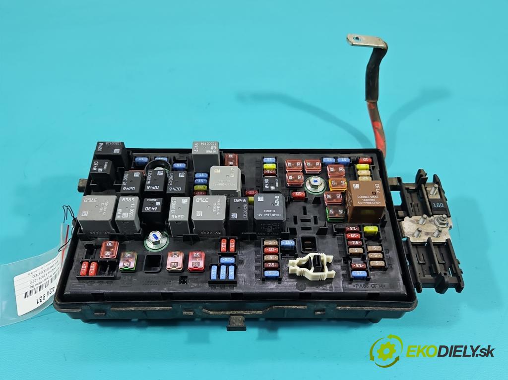 Opel Insignia A 2008-2017 2.0 T 220KM automatic 162 kW 1998 cm3 5- skříňka pojistková 13275877 (Pojistkové skříňky)